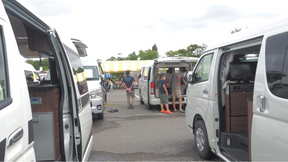 キャンピングカーの車内