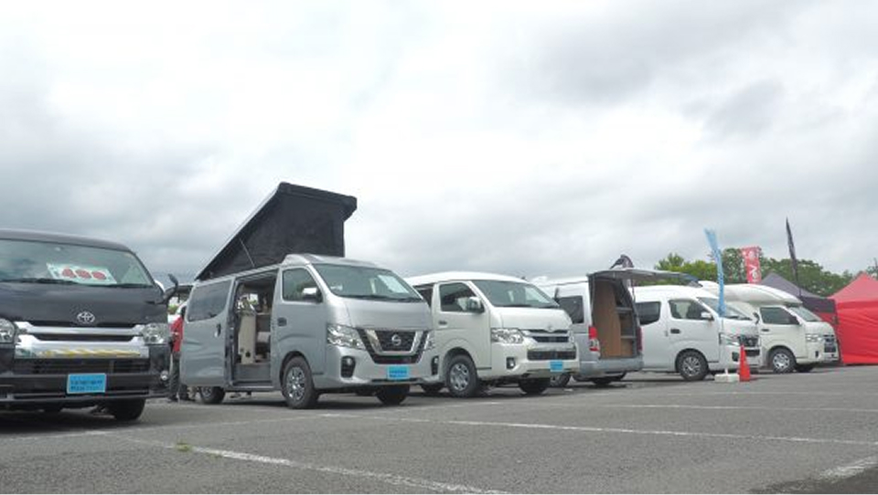 会場に並ぶキャンピングカー